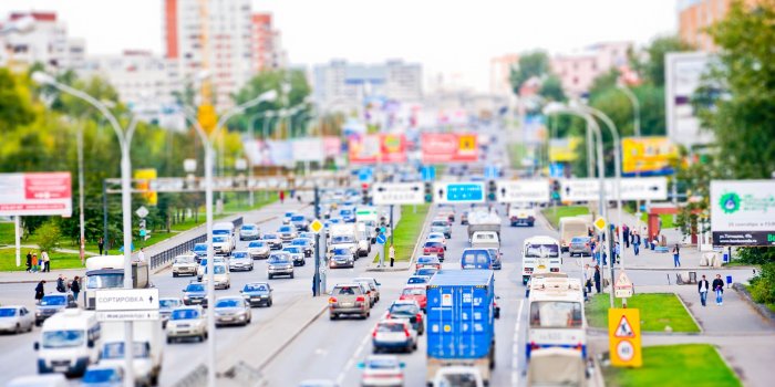 2560x1600 Wallpaper City traffic roads, cars and pedestrians 2560x1600 HD