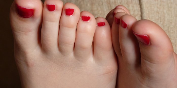 4000x3000 two feet, red nails free image | Peakpx
