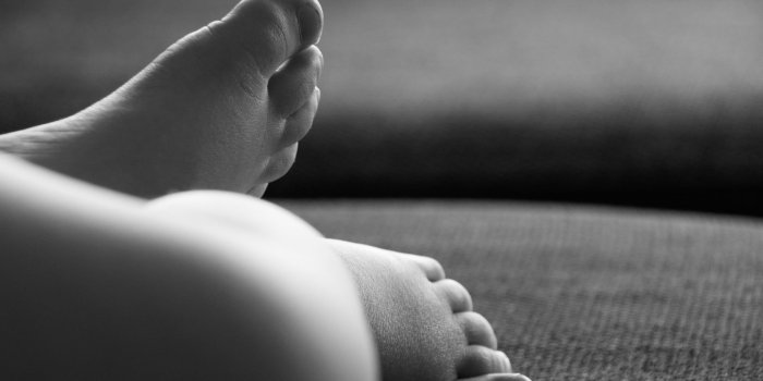 2000x1333 Selective focus photo of baby's feet HD wallpaper | Wallpaper Flare