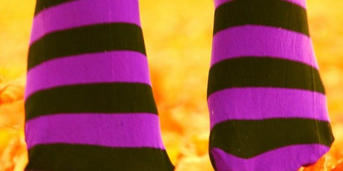 950x1520 Download Happy Girl Feet Free Pure 4K Ultra HD Mobile Wallpaper