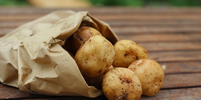 5184x3456 potatoes on brown paper bag above woode platform free image | Peakpx