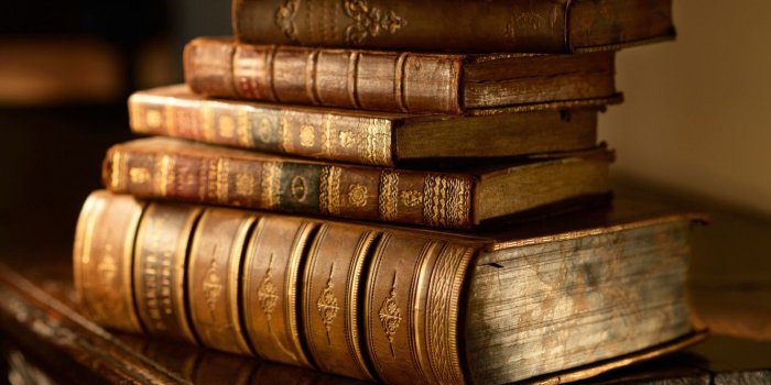 1332x850 Wallpaper macro, table, books, blur, stack, books, vintage, bokeh