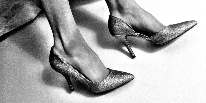 1600x1152 black-and-white-woman-shoes-stiletto-hd-grayscale-images-monochrome