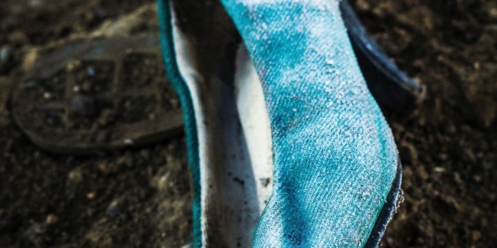 2920x4596 abandoned high heel stiletto and old shoe hd wallpaper and background
