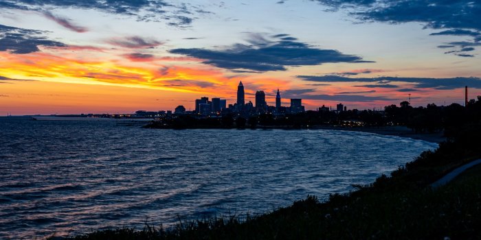 1920x1200 Download wallpaper 1920x1200 sea, city, coast, buildings, twilight