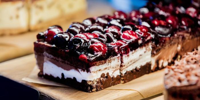 1332x850 Wallpaper cherry, chocolate, cake, cream, dessert, vanilla, sweet