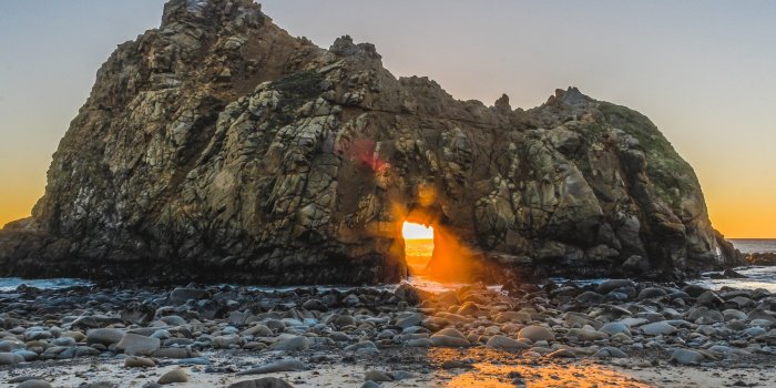 2048x1365 Sunlight Shining Through the Keyhole Rock in Big Sur California HD