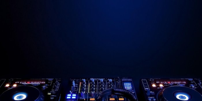 2560x1920 DJ Turntable Wallpapers