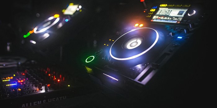 2500x1667 2982373 2500x1667 turntables mixing consoles wallpaper and