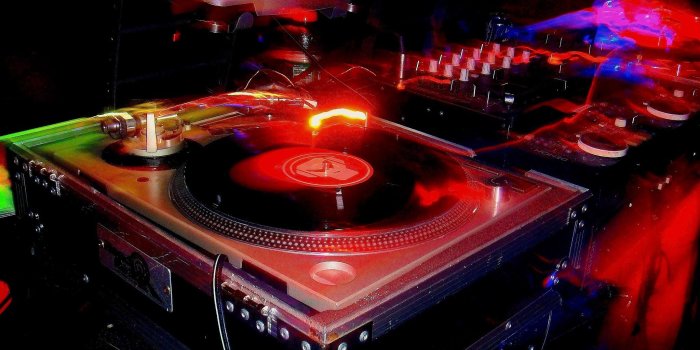 2048x1536 DJ Turntable Wallpaper: cool dj turntable wallpaper turntable