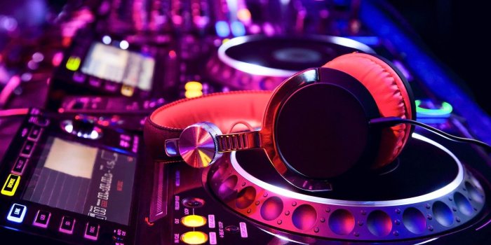 1332x850 Wallpaper macro, light, line, glow, music, blur, headphones