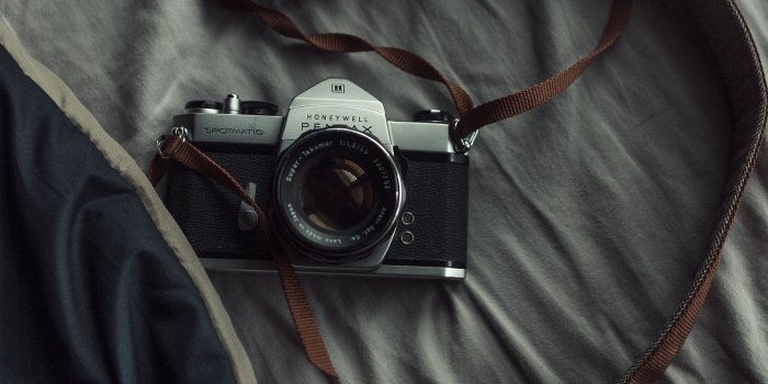 2560x1440 Download wallpaper 2560x1440 camera, lens, strap, photography