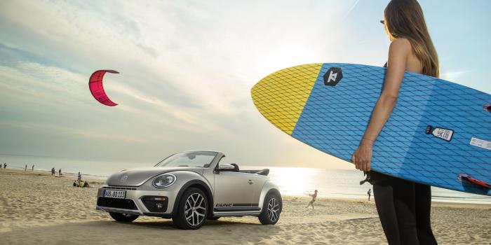 4069x2713 Woman holding surfboard near gray Volkswagen Beetle HD wallpaper