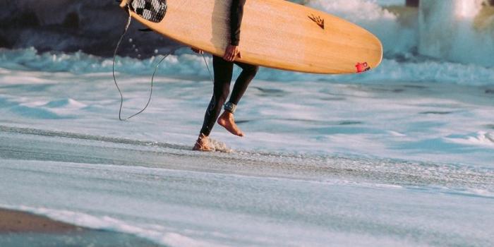 800x1200 Download wallpaper 800x1200 surfing, surfer, sea, waves iphone 4s/4