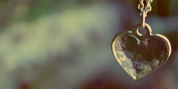 1680x1050 Metal pendant love heart wallpaper