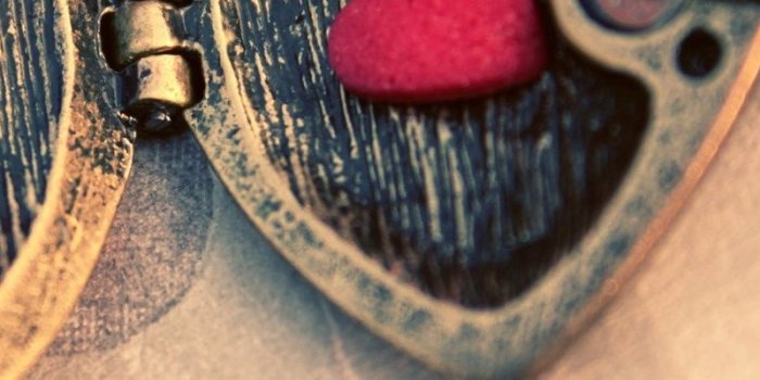 800x1200 Download wallpaper 800x1200 heart, locket, figurine, suspension