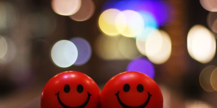 2048x2048 Happy Smiley ❤ 4K HD Desktop Wallpaper for 4K Ultra HD TV • Dual