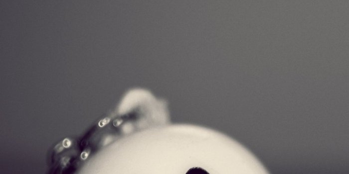 938x1668 Download wallpaper 938x1668 smiley, smile, bw, keychain iphone 8/7