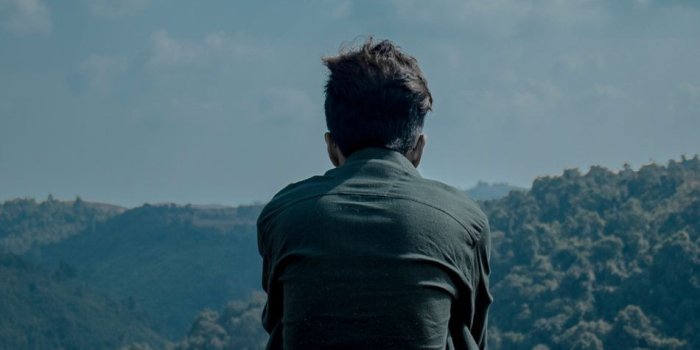 950x1689 Download Man Lonely Meghalaya Hills Free Pure 4K Ultra HD Mobile