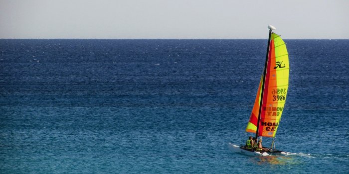 4308x2383 white and blue catamaran free image | Peakpx