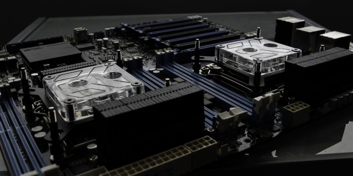 2560x1440 Close-up photography of computer motherboard HD wallpaper