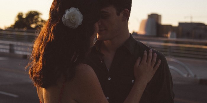3648x5240 urban city relationship and couple hd wallpaper and background