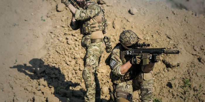 5186x3462 Two Men in Army Uniforms With Guns · Free Stock Photo