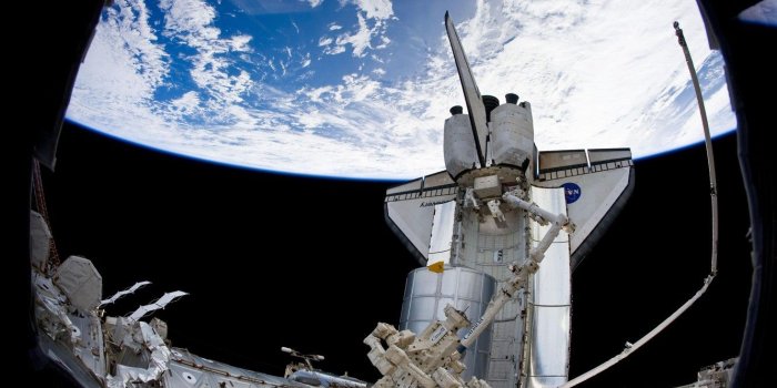 1332x850 Wallpaper space, astronauts, ISS, manipulator, The Shuttle Discovery