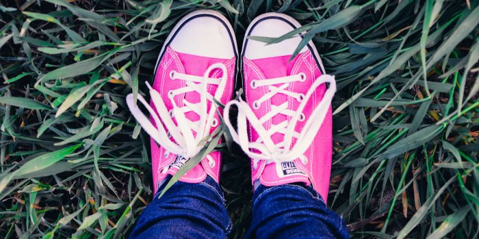 3840x2553 3072809 converse, feet, footwear, grass, shoes, sneakers 4k