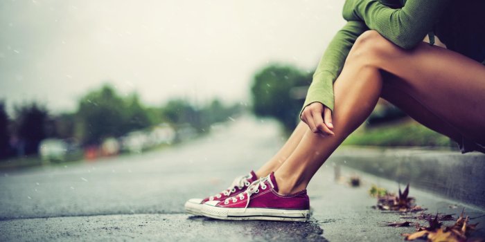 2560x1440 photography, Street, Rain, Leaves, Legs, Converse, Women, Shoes 4K