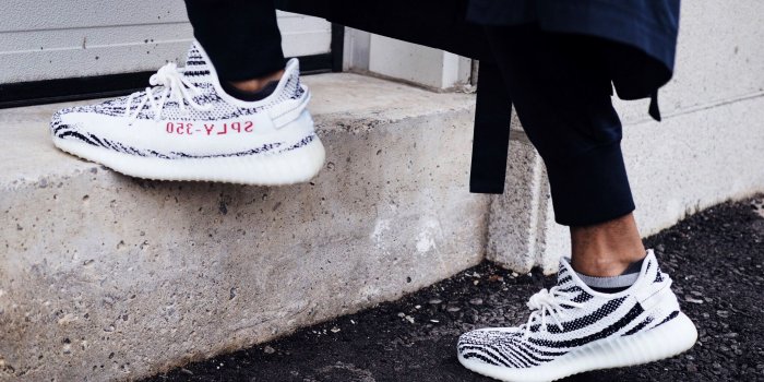 2048x1536 yeezy 350 v2 zebra wallpaper