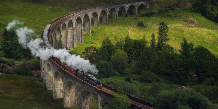 1300x942 Hogwarts express train passing the Glenfinnan viaduct, Scotland : pic