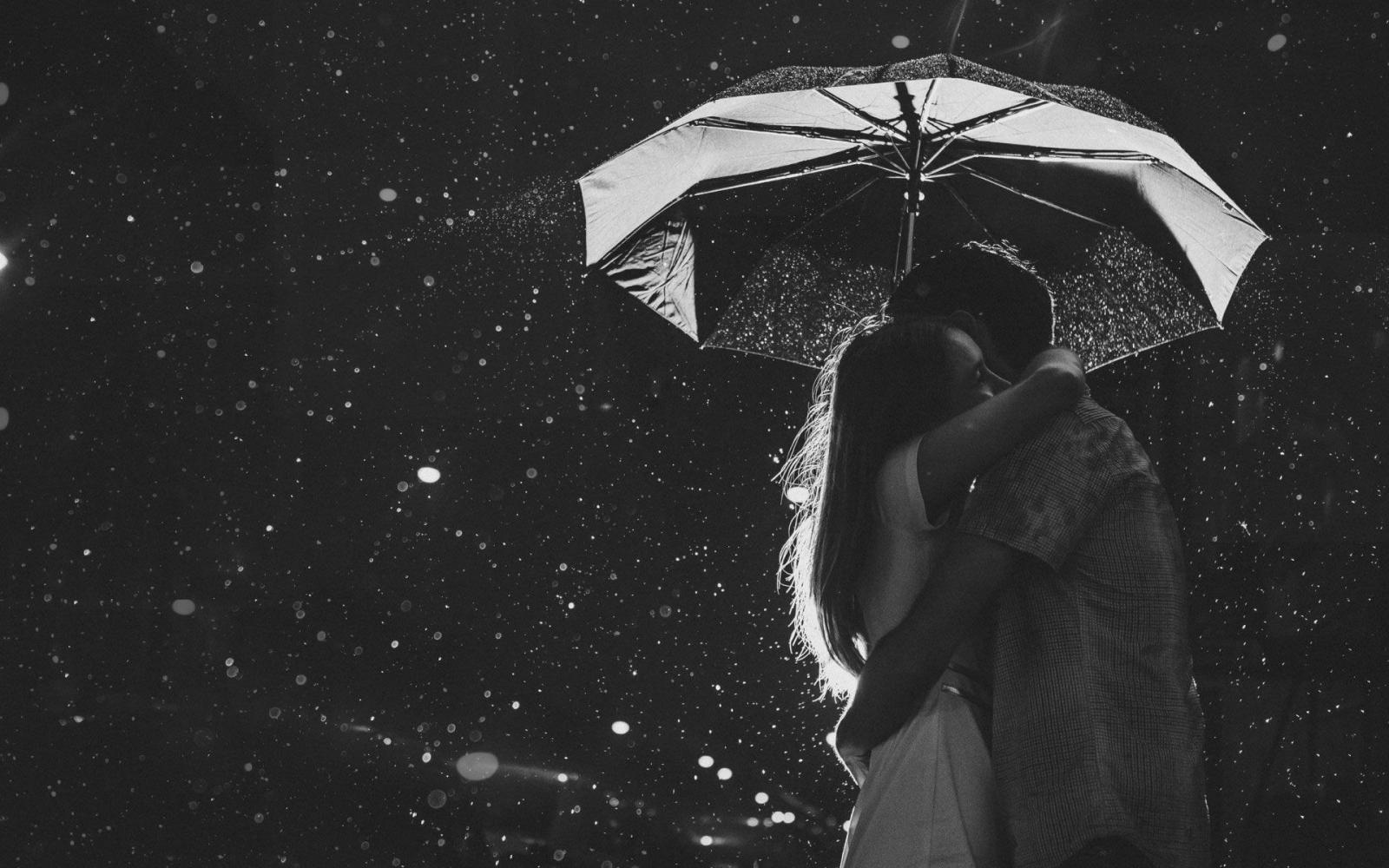 1920x1200 Sweet Black and White Romance Wallpaper of Love Couples
