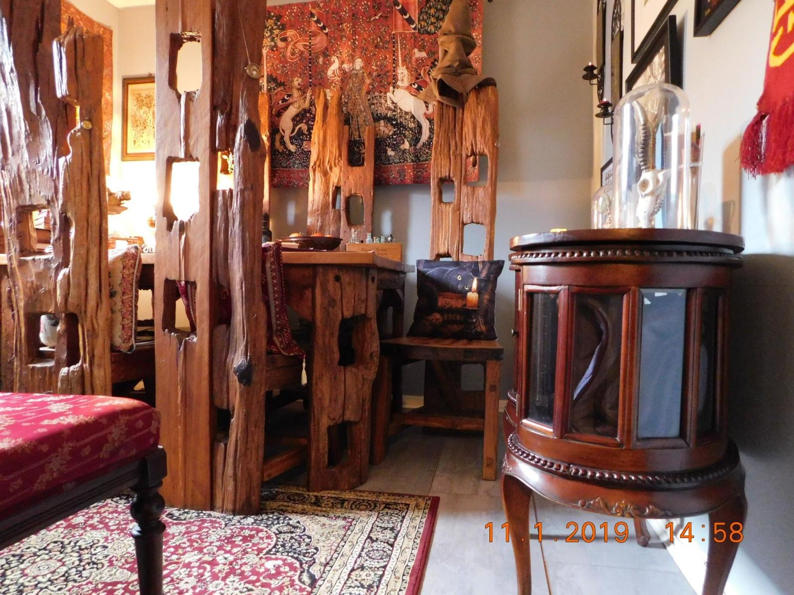 2048x1536 DIY Gryffindor Common Room: Creating a 'Harry Potter' Themed Room in