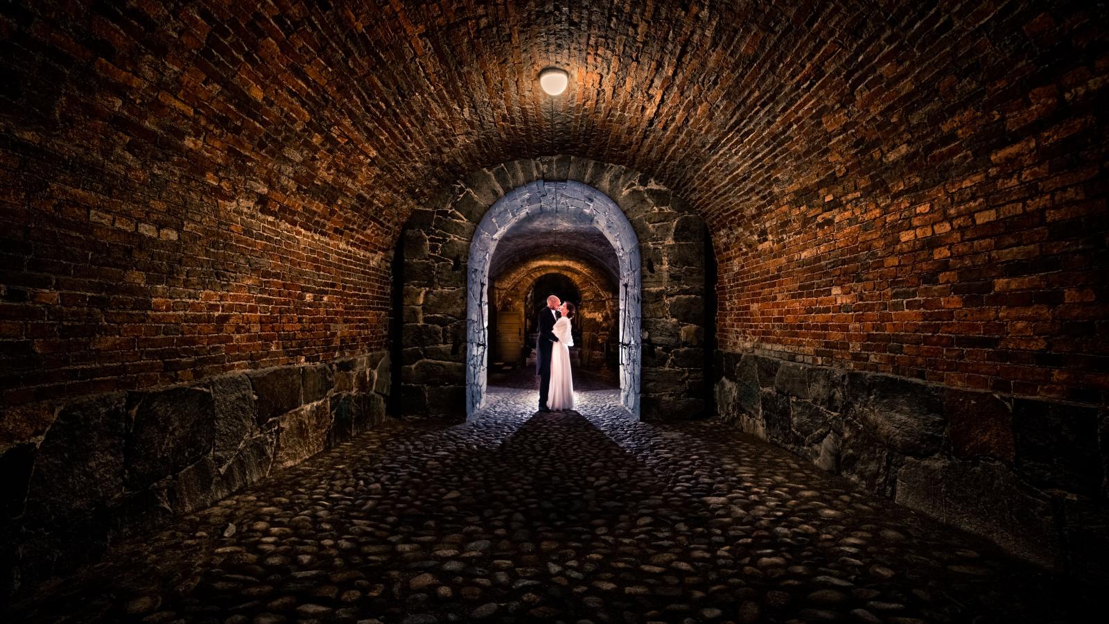 5553x3124 Wallpaper : portrait, dark, night, couple, stone, arch, tunnel