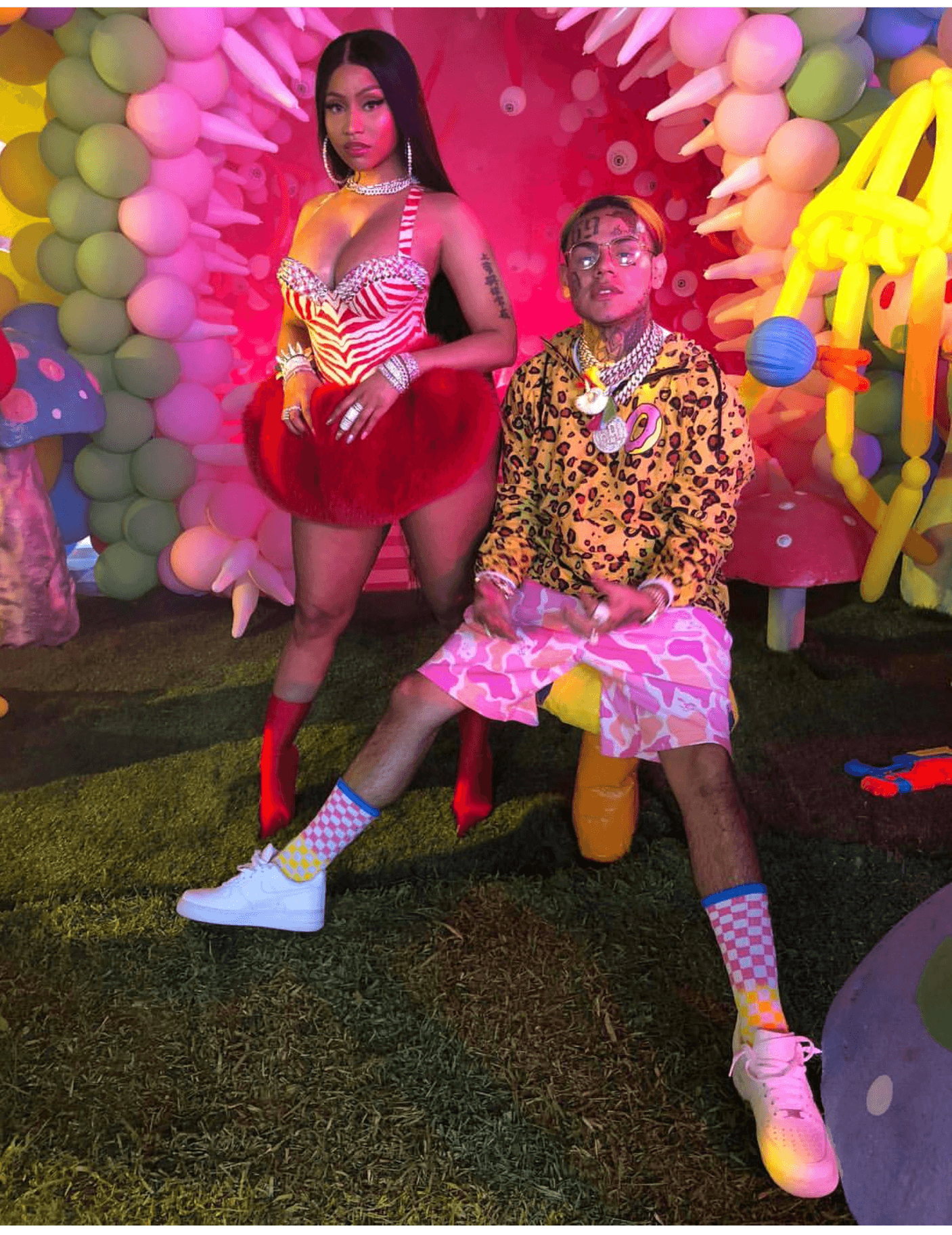 1407x1825 NEW VIDEO: #6ix9ine 'FEFE' feat. #NickiMinaj & #MurdaBeatz [vid