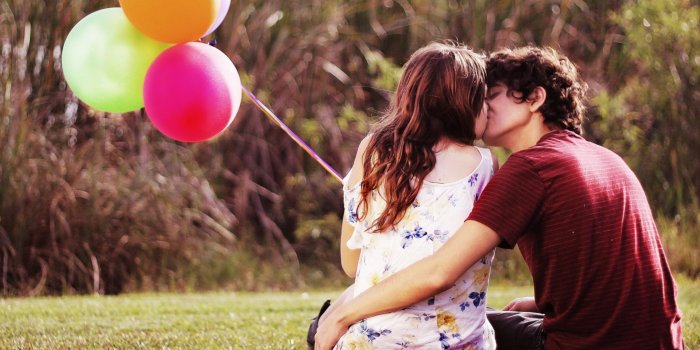 2560x2048 Download Sweet love couple kissing alone - Romantic wallpapers for