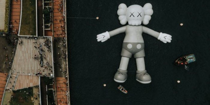 819x1024 KAWS for Commotion: Scores of People Are Lining Up to Take Selfies