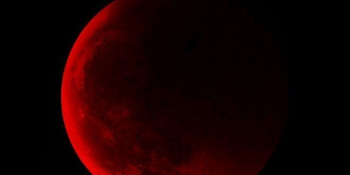 1107x1965 Red Moon iOS11UHD | ~Black~ | Planets wallpaper, Red moon, Black