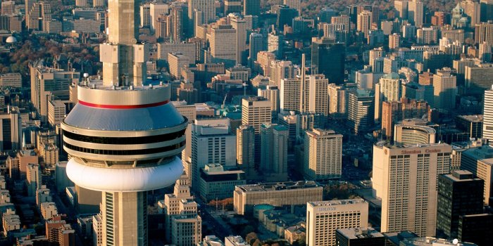 2560x1600 Download desktop wallpaper The views of the Tower - Toronto, Canada