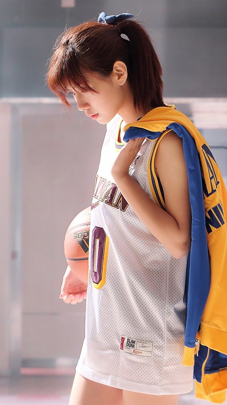 750x1334 Japanese girl basketball training wallpaper