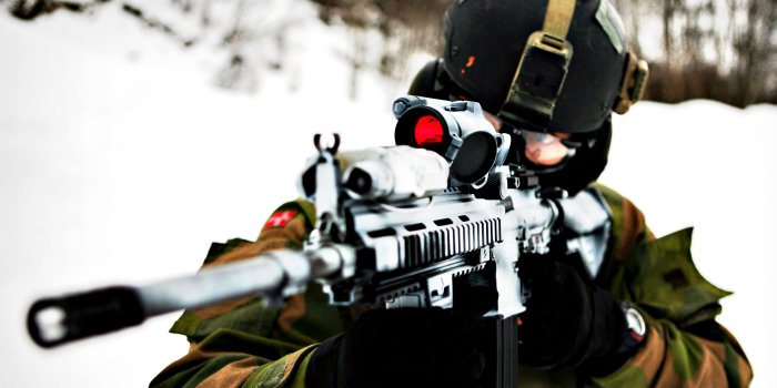 3628x2148 Fashionista with a sniper wallpaper