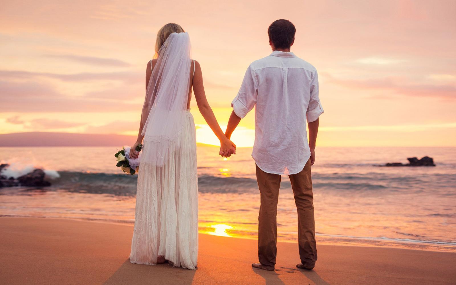 2560x1600 Love Couple Had Just Married Sea Beach Sunset Hd Love Wallpaper