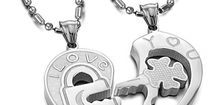 1373x1500 Elegant Couple Matching Necklace Wallpaper Gallerychitrak - Couple