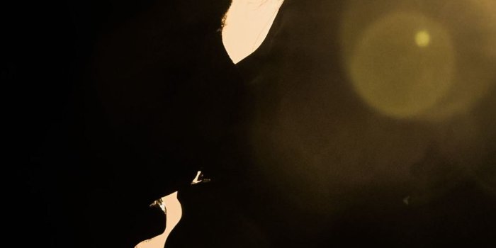 1125x2436 1125x2436 Romantic Couple Kiss 4k Iphone XS,Iphone 10,Iphone X HD 4k