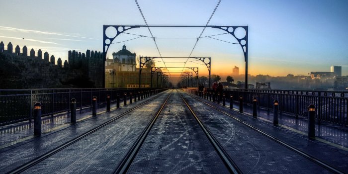2560x1440 Wallpaper Dom Luis I Bridge, Porto, Portugal, morning, city